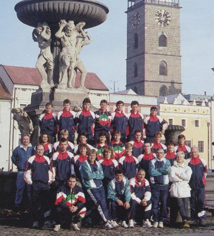 Najdete Karla Poborskho na fotografii ze sezony 1992/93?? Stoj v prvn ad jako pt - po lev stran m trenra Tobie a napravo kanonra Karla Vchu